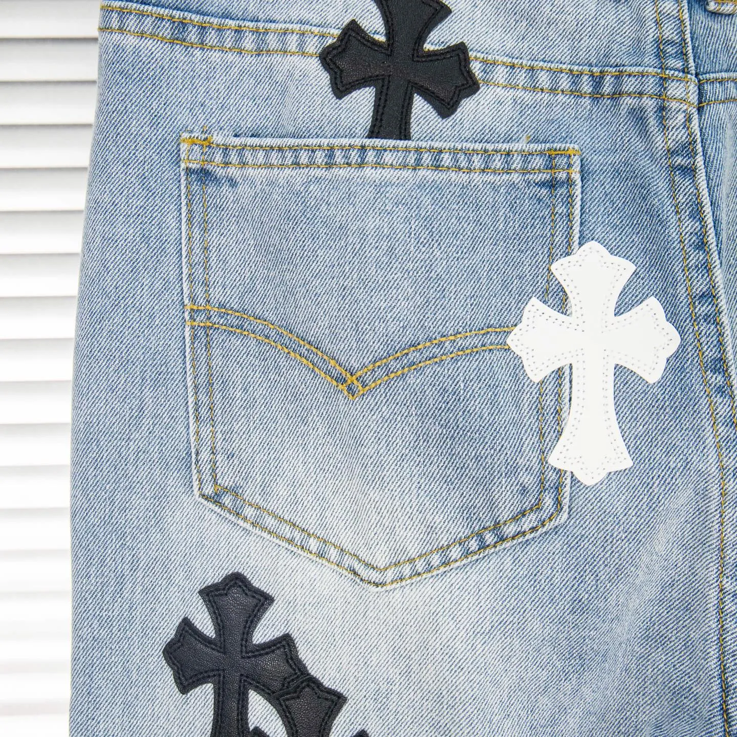 P240 Chrome Hearts light blue, black and white multi-quick leather couple jeans are a hot item this season and are sought after by countless celebrities and fashionistas. The neat details of the cutting process add color to the playful fashion! The neat and meticulous design, and the well-fitting structure is unique. The upper body not only has outstanding recognition, but also looks younger and younger. A style with the ultimate wearing meaning and performance, gorgeous color matching, and the craftsmanship of this style is also extremely extraordinary. After the finished product is washed, it is disassembled and hand-made with sheepskin cross leather and then spliced ​​together to complete. The whole piece has too many craftsmanship to describe. It is decorated with patchwork cross flowers and high-waisted washed jeans! ! Absolutely high-end luxury product, a god-level single product, a super popular product, made by top heavy industry, a magic weapon that cannot be missed. Style number: 1830# Size: 28 30 32 34 36 Color: light blue